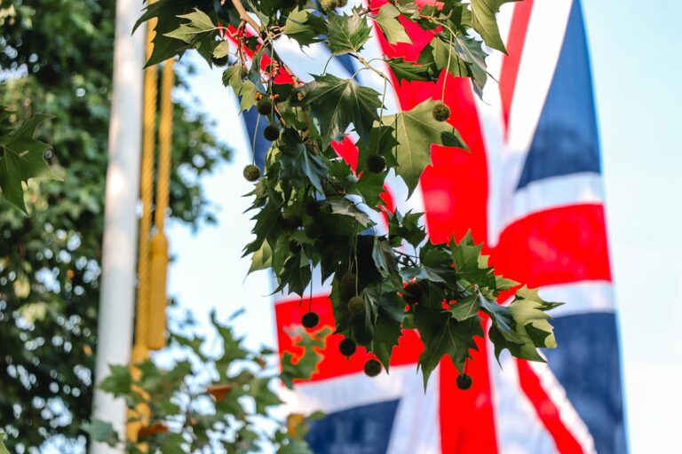 Drapeau du Royaume-Uni flottant devant une façade londonienne